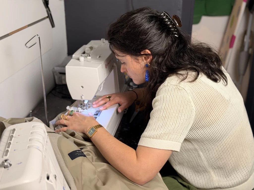 Charlène Le Scodan (CLS-Couture) en train de coudre une pièce de textile