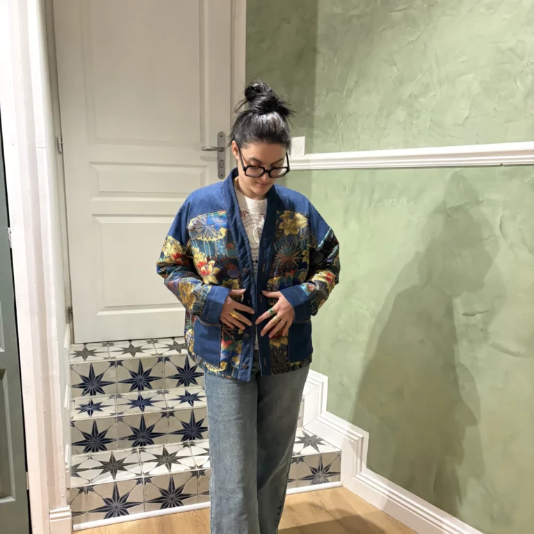 Femme portant une veste créée par CLS-Couture. Il s'agit d'une pièce unique