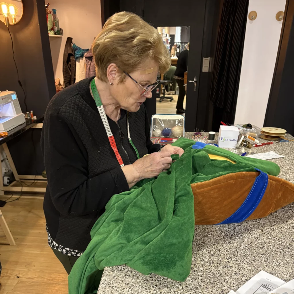La grand-mère de Charlène (CLS-Couture) en train de coudre