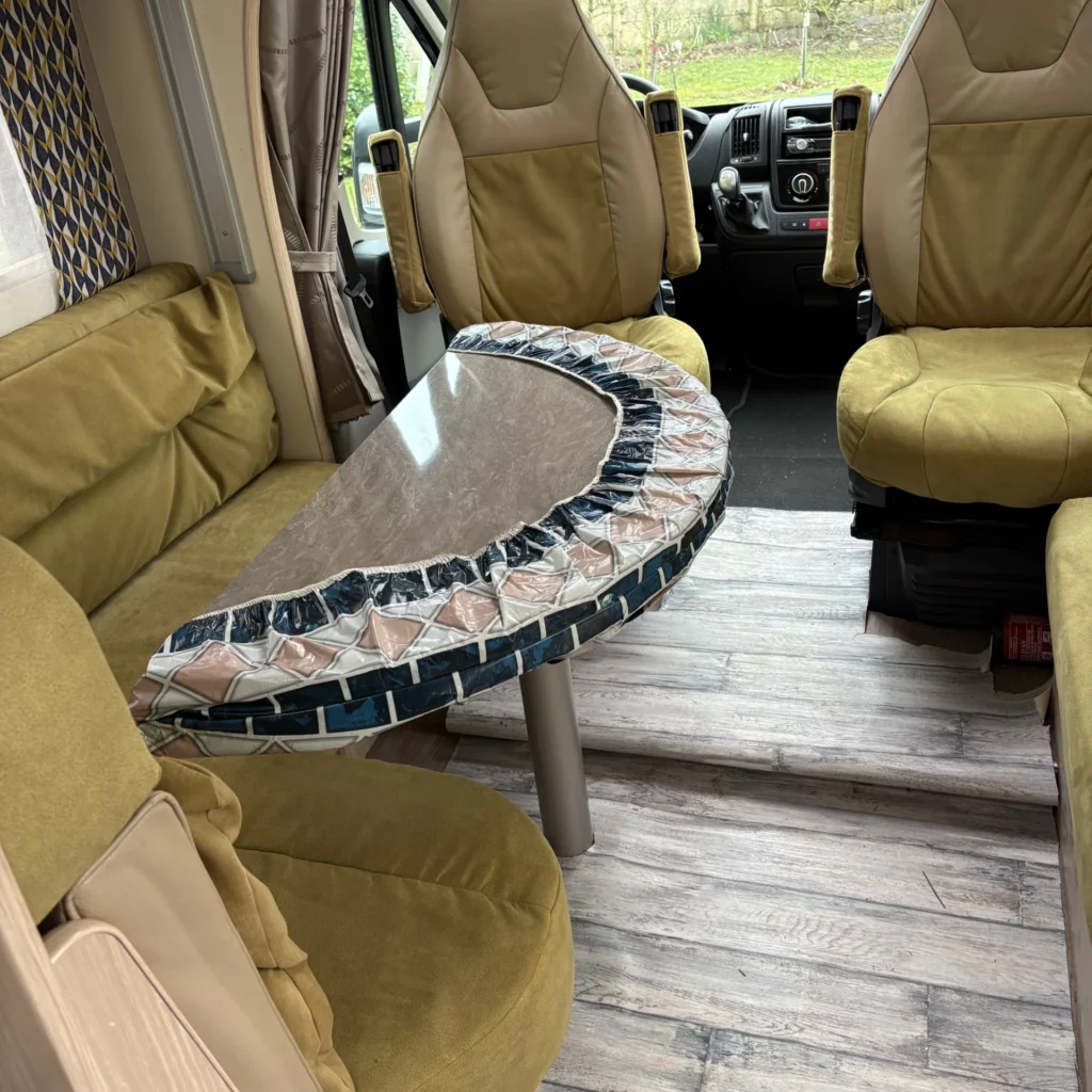 Intérieur d'un camping-car avec des housses réalisées par CLS-Couture à Pontivy