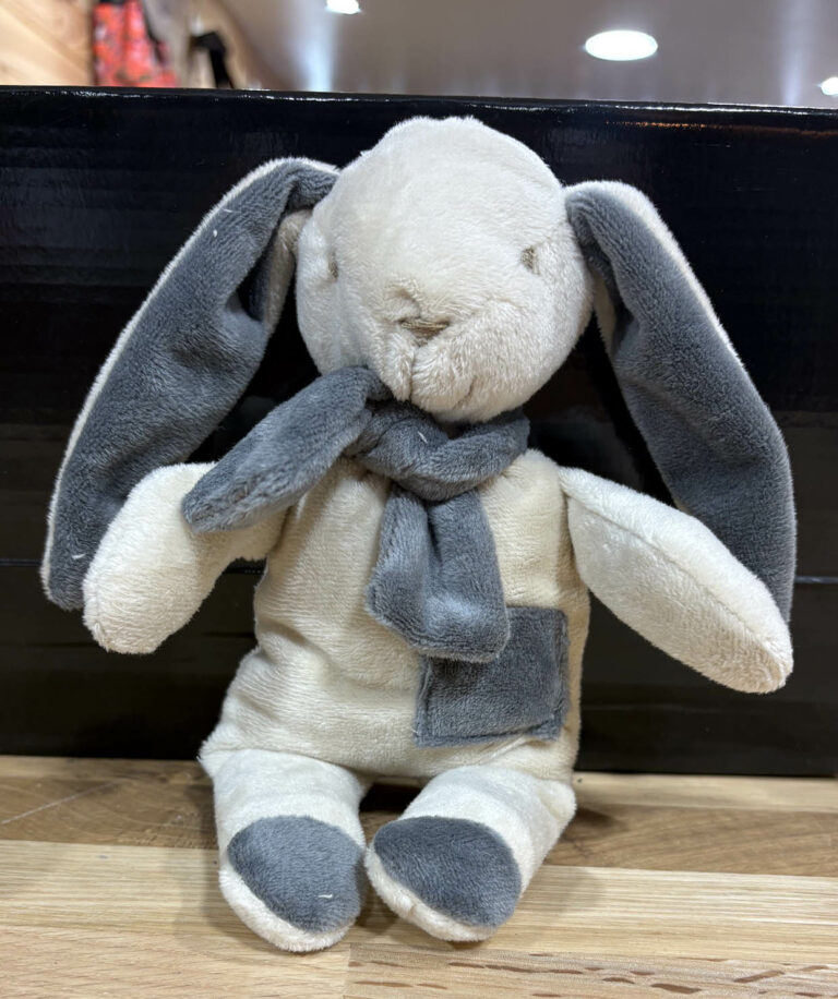 Confection d'un doudou lapin gris sur mesure